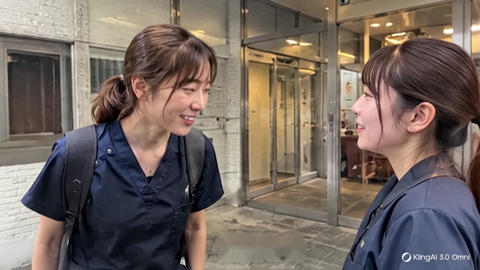 事務所の前で同僚を見送る看護師