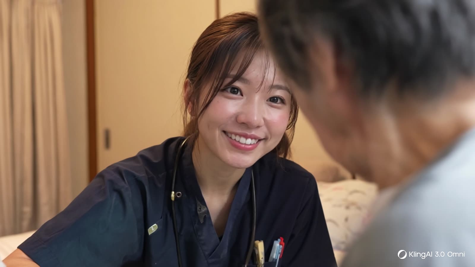 利用者さんと話しながら笑顔を見せる看護師