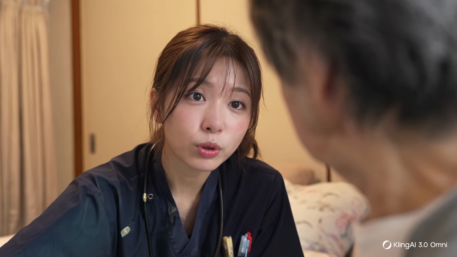 利用者さんに体調をたずねる看護師