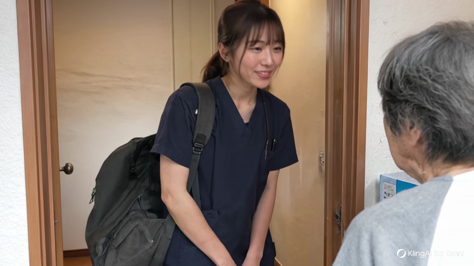 利用者さんの玄関で、笑顔であいさつする看護師
